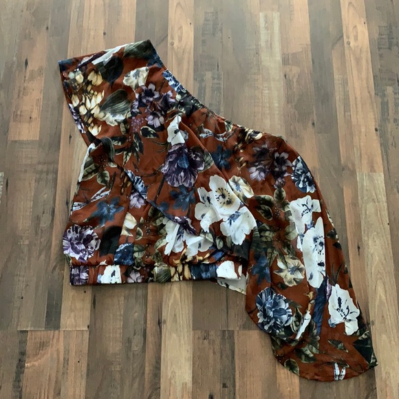 One shoulder Top - Picture 2 of 6